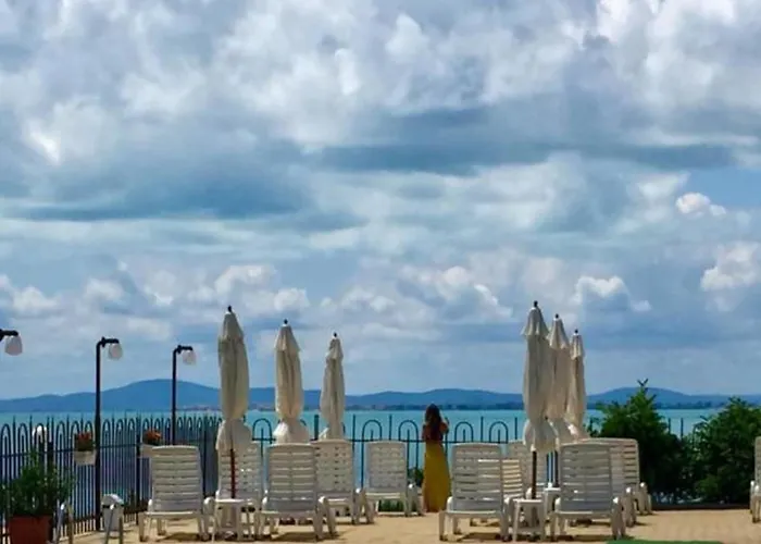 Aqua Dolphin Hotel 3*